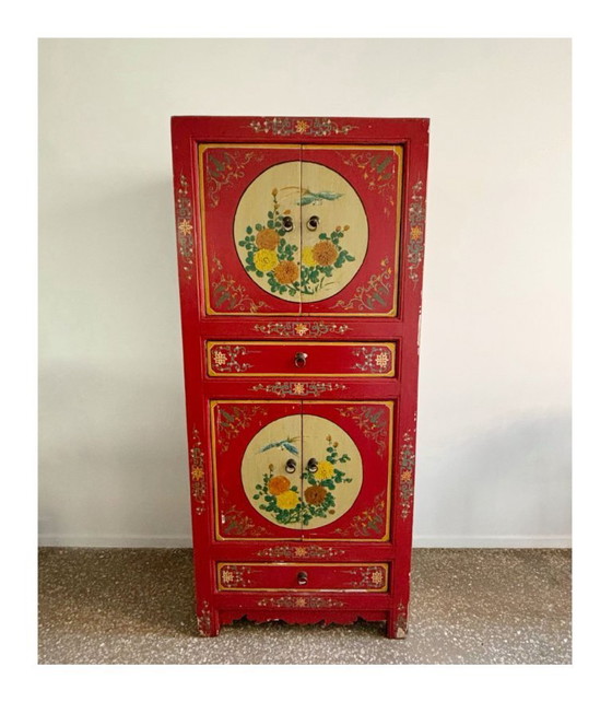 Image 1 of Armoire en bois asiatique, décorée de fleurs et d'oiseaux