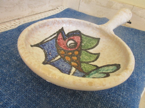 Image 1 of Piccola casseruola in ceramica con decorazione a forma di pesce, ceramica artigianale, realizzata a mano, rif. 110726