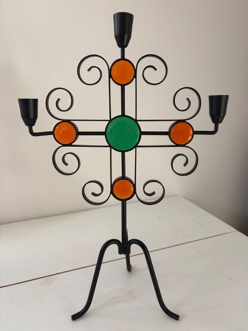 Gunnar Ander (attribuito) per Ystad-Metall – Candelabro in ferro battuto con vetro arancione e verde, Svezia, anni '60