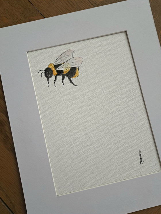 Image 1 of Aquarelle représentant une petite abeille | Cadre noir