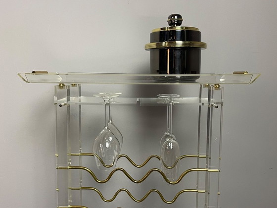 Seltenes skulpturales David Lange Lucite & Messing Weinregal. Frankreich, 1970er Jahre. Ref.: DO2000 (photo 7 of 12)