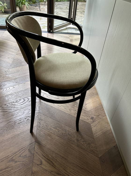 Image 1 of 4 sillas Thonet 209 con estructura de madera curvada negra y asiento tapizado.