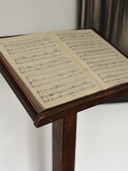 Leggio antico in rovere e ghisa: un leggio architettonico senza tempo
