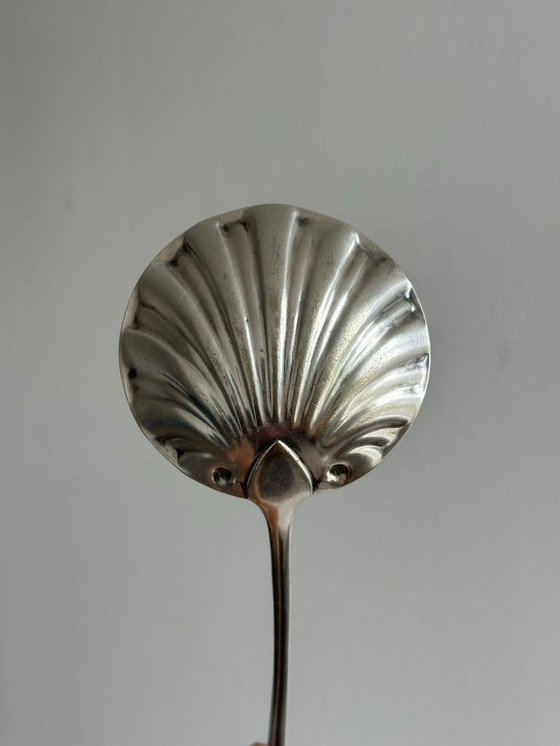 Image 1 of Grande cuillère ancienne en forme de coquillage