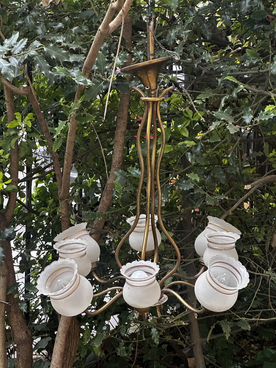 Image 1 of Lampadario vintage anni '50 a 8 bracci in ottone e vetro satinato bianco e oro.