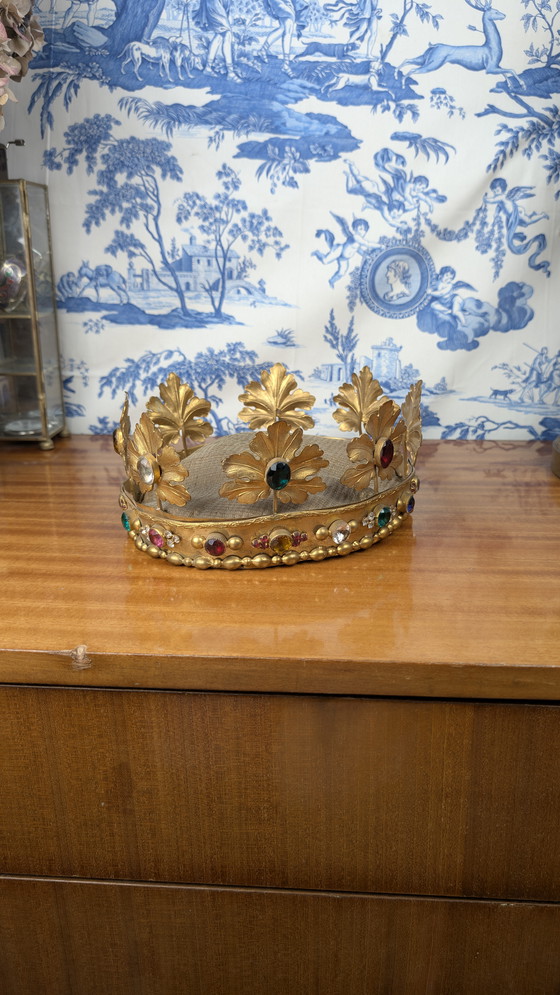 Image 1 of Grande Corona della Vergine in ottone dorato e cabochon in vetro colorato del XIX secolo