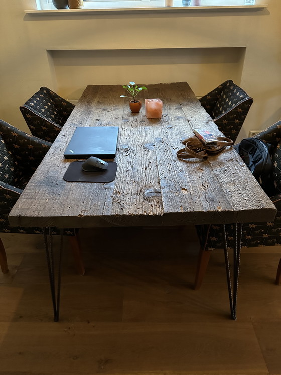 Image 1 of Robuster Esstisch aus Holz mit Stahlfüßen – Maßanfertigung