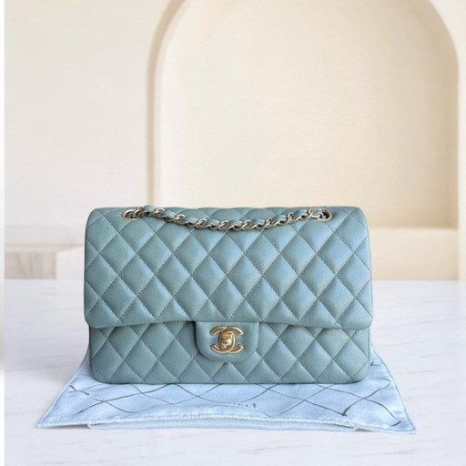 Chanel Classic Flap Medium - Caviar 25CM Gewatteerd generfd kalfsleer Lichtblauwgroen Goudkleurige hardware Serie 25