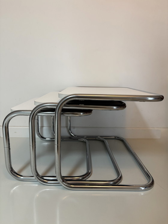 Image 1 of Tables gigognes de style Bauhaus avec cadre tubulaire chromé