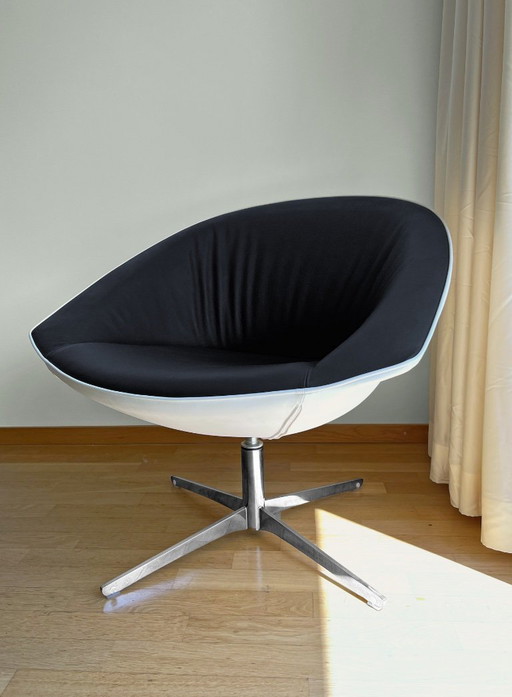 Fauteuil lounge Kastel Krokus, cuir noir et crème, piètement pivotant chromé