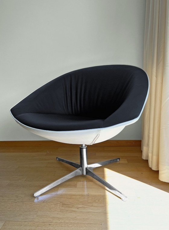 Image 1 of Fauteuil lounge Kastel Krokus, cuir noir et crème, piètement pivotant chromé