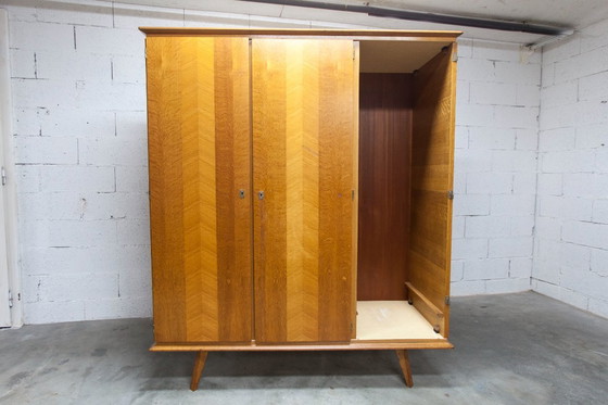 Image 1 of Französischer Kleiderschrank mit geschwungenen Beinen, 3 Türen, 1 Spiegel (27 x 130 cm) und 1 Schublade