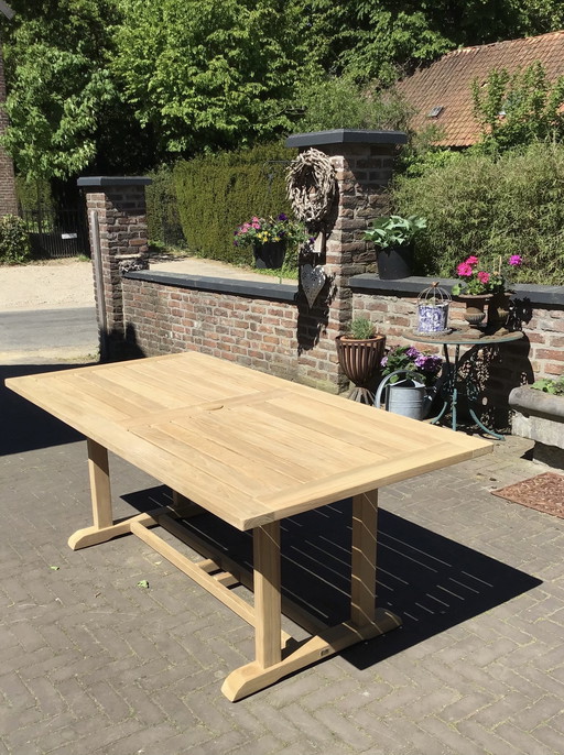 Mooie stevige Teakhouten tuintafel 175x90x72cm van het merk Gloster in heel goede staat