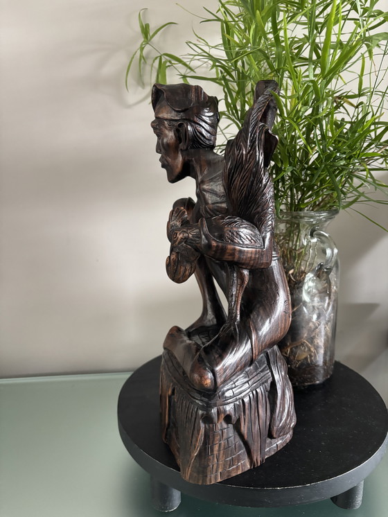 Image 1 of Statue en bois sculptée à la main d'un pêcheur.