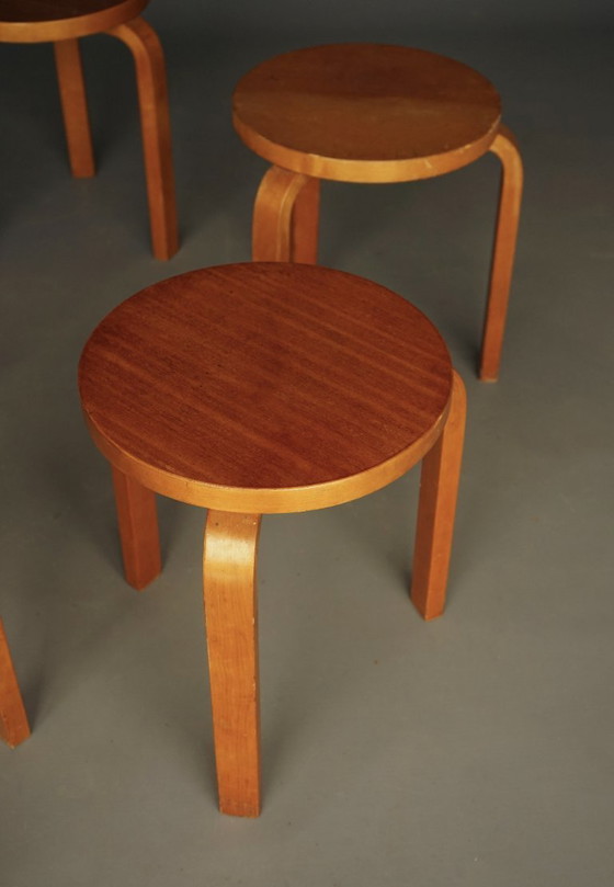 Image 1 of Set van 6 krukken model 60 van Alvar Aalto voor Artek Finland, jaren 1940.