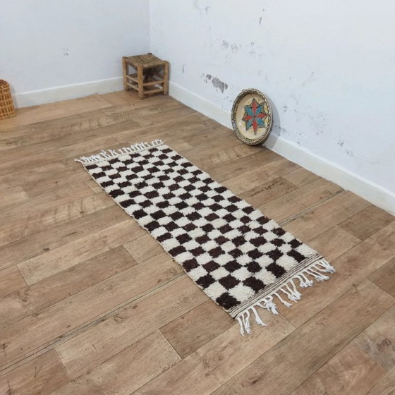 Image 1 of Tappeto da corridoio berbero in lana – Motivo a scacchi marrone ed écru tessuto a mano (153 × 63 cm)