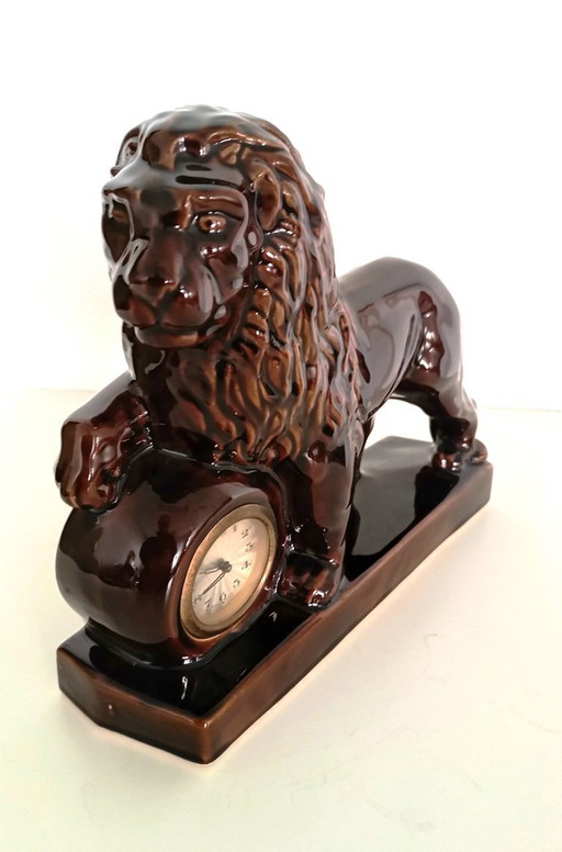 Scheurich mantel clock in the shape of a lion