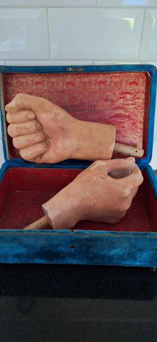 Antieke set van wassen handen met oud fluwelen doosje