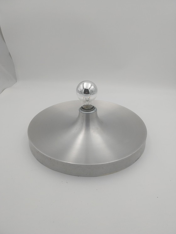 1x 1970er Space Age Aluminium Scheiben Wand-/Deckenleuchte 35cm Durchmesser 7cm Tief im Stil von Charlotte (photo 6 of 8)
