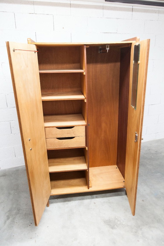 Image 1 of Armoire 1950 Mid-Century-Modern chêne en frisage 2 portes, 2 tiroirs, 4 étagères, 30cm de penderie et miroir 54x18cm