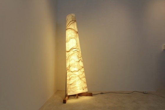 Lampadaire Lumen par Lawrence Kwakye, Bois, Métal (photo 7 sur 9)