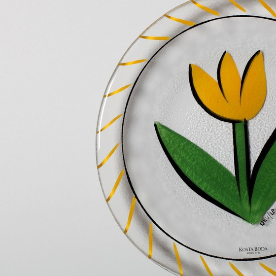 Piatto in vetro vintage Kosta Boda / Design tulipano giallo / Ulrica Hydman Vallien / Svezia / 1991 (photo 3 of 6)