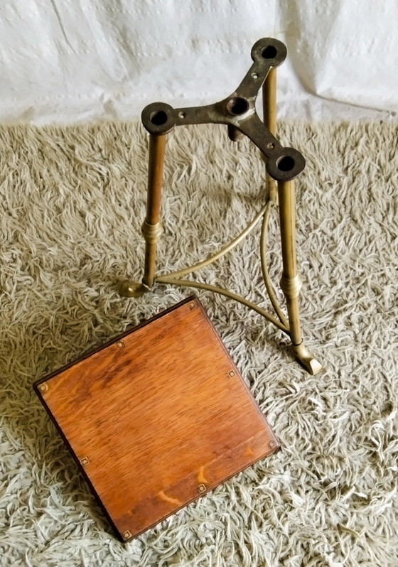 Image 1 of Engelse bijzettafel van messing en massief hout - eind 19e eeuw