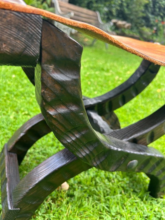 Image 1 of Taburete plegable francés de cuero en pino texturizado, circa 1960.
