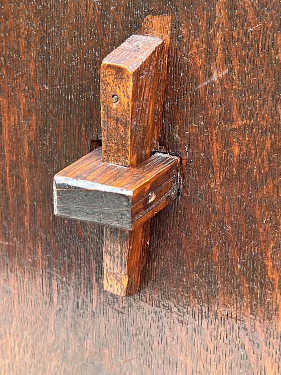 Image 1 of Table d'appoint de l'école d'Amsterdam | Chêne massif | 1920-1940 | Unique Craftsmanship