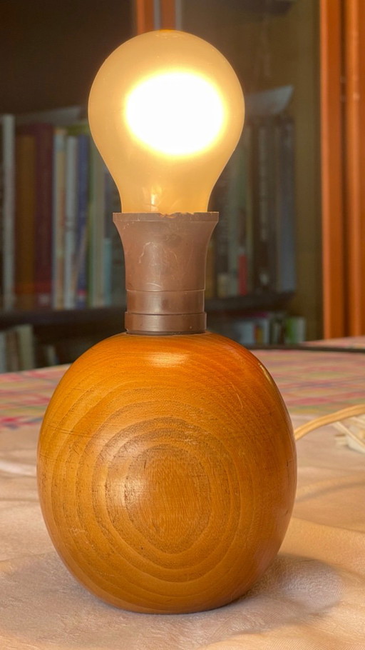 Lámpara de mesa esférica de madera escandinava de mediados de siglo