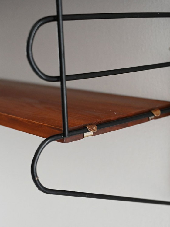 Image 1 of Scandinavische wandplank "hylla" in mahoniehout en metaal uit 1960