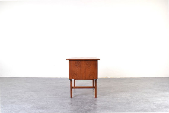 Image 1 of Scrivania direzionale danese in teak di metà secolo, anni '60.
