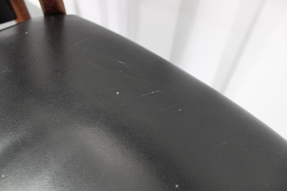 Image 1 of    	 1960er Satz von sechs hölzernen Esszimmerstühlen mit schwarzem Kunstlederbezug, Dänemark