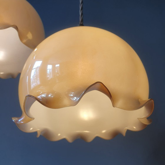 Image 1 of Ensemble vintage de lampes suspendues en opaline en forme de gobelet avec un éclat nacré.