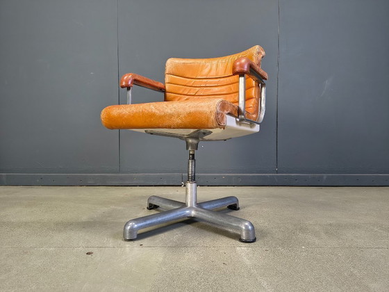 Image 1 of Chaises de bureau italiennes modernes en acier et cuir, signées Ettore Sottsass, Poltronova 1970