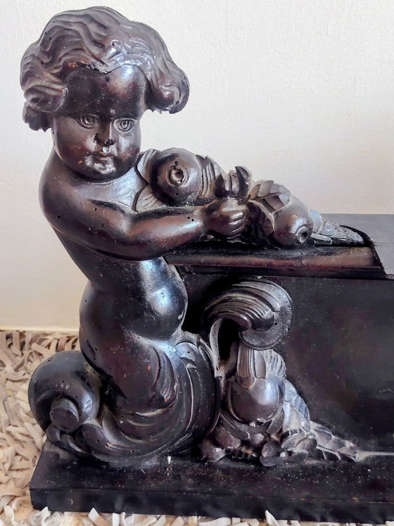 Image 1 of Panneau ancien en bois sculpté représentant un chérubin.