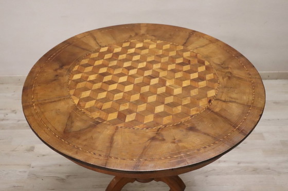 Image 1 of Antieke ronde tafel van ingelegd walnotenhout, Italië, midden 19e eeuw.