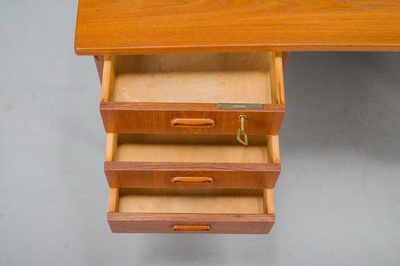 Image 1 of Kleiner dänischer Teakholz-Schreibtisch, Mid Century, 1970er Jahre