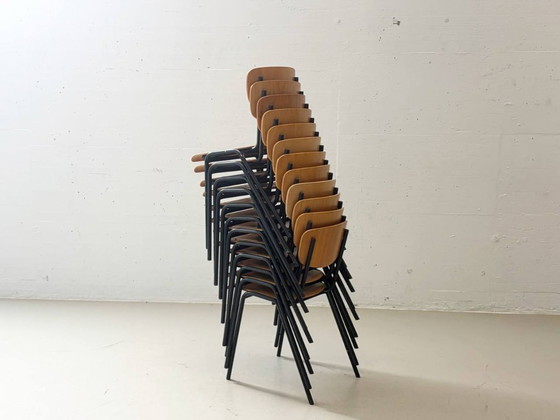 Image 1 of 6 stapelbare studiostoelen met zwart gelakt stalen frame, jaren 90