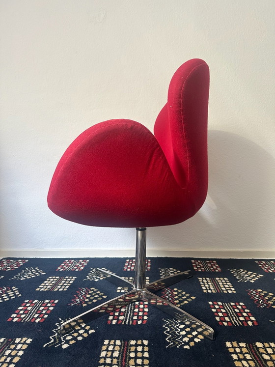 Arne Jacobsen, Swan Chair, swivel armchair with red fabric upholstery, Chrome, Metal (photo 5 of 7)