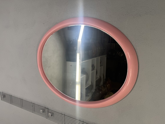 Image 1 of Miroir ovale à rosace des années 1970 - le charme à l'état pur !