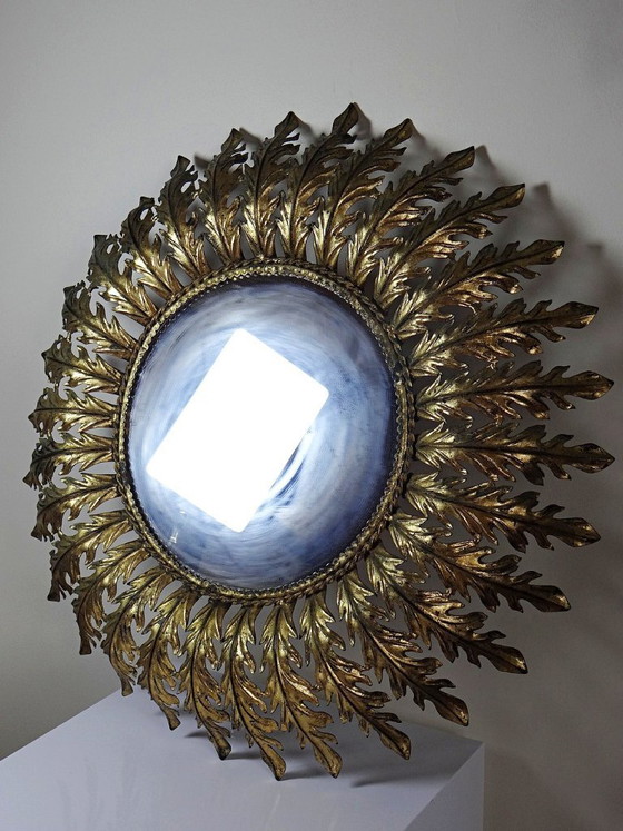 Image 1 of Gran espejo mural italiano con forma de sol radiante, de metal dorado, años 60-70.