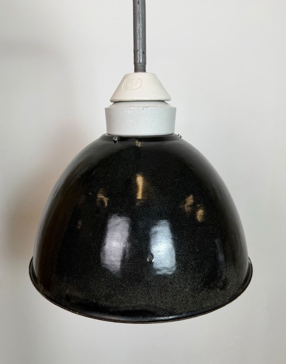Image 1 of Industriële fabriekswandlamp met zwarte emaille kap, jaren 60