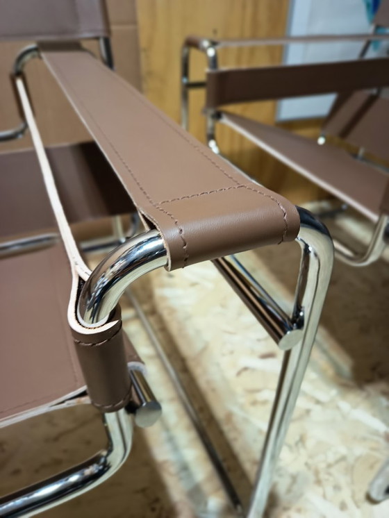 Image 1 of Poltrone Knoll Wassily B3 2 nuove/usate in pelle color noce di Marcel Breuer € 4.400