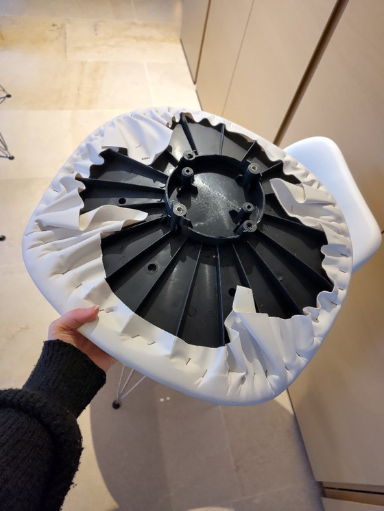 Image 1 of 6 repliche di sedie a secchiello Eames con base in metallo bianco