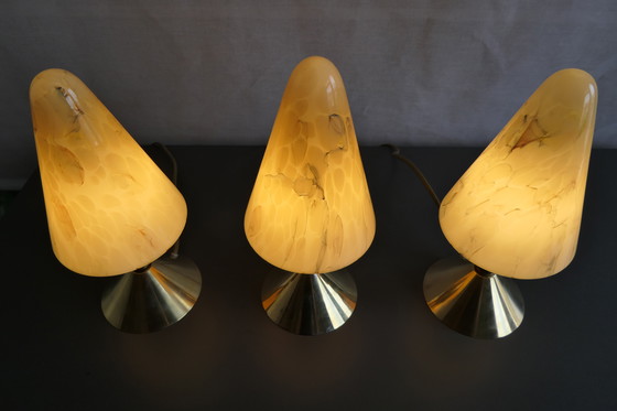 Image 1 of Tre caratteristiche lampade da tavolo Art Déco, coniche, in ottone e vetro marmorizzato