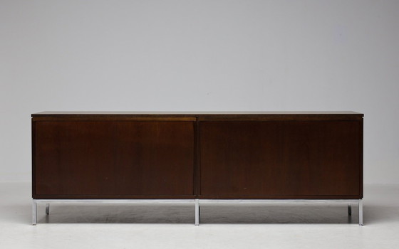 Image 1 of Florence Knoll Sideboard aus Walnussholz, Mid-Century Modern, Aufbewahrungsmöbel für Vorstandssitzungsräume