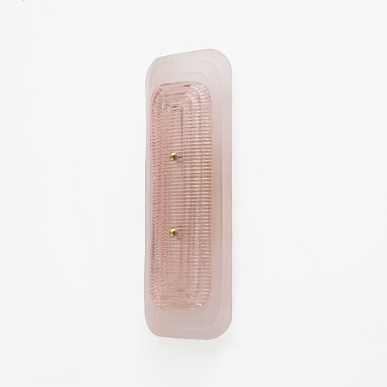 Image 1 of Een paar art-deco wandlampen van mat en glanzend roze Murano-glas en messing.