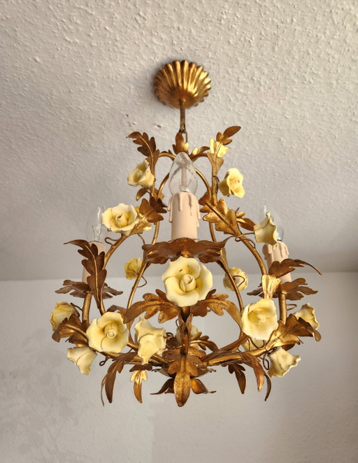Lámpara de techo florentina antigua, dorada y forjada a mano, con rosas de porcelana, Italia. – kroonluchters (photo 2 of 14)