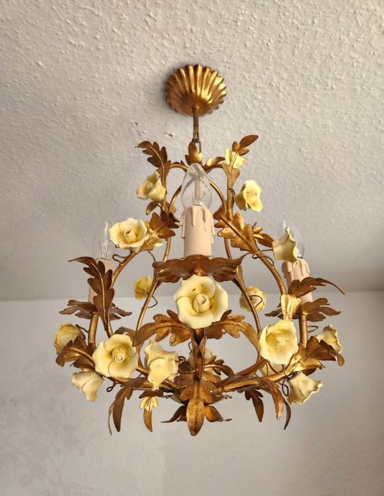Lampe de plafond florentine ancienne, dorée et forgée à la main, ornée de roses en porcelaine, Italie (photo 2 of 14)